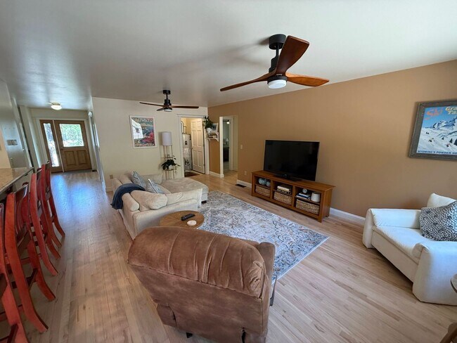 Building Photo - 3 Bed 2 Bath Large Beautiful Home