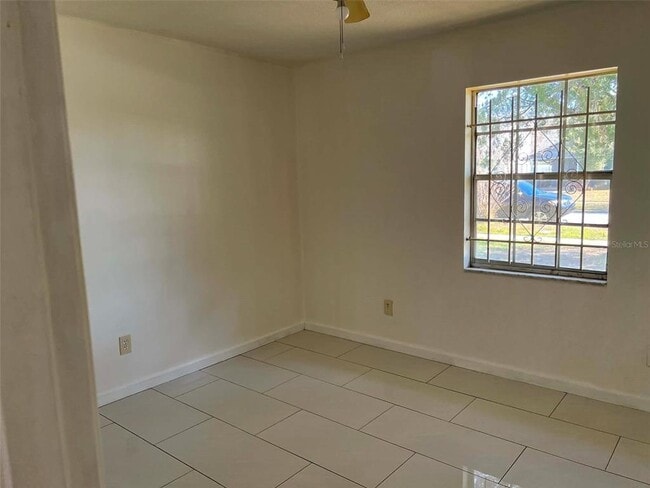 Building Photo - 1662 Cresthaven Ave