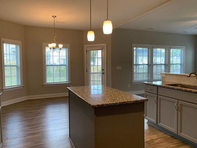Building Photo - AMAZING LOCATION, Fantastic 4 Bed Home, in...