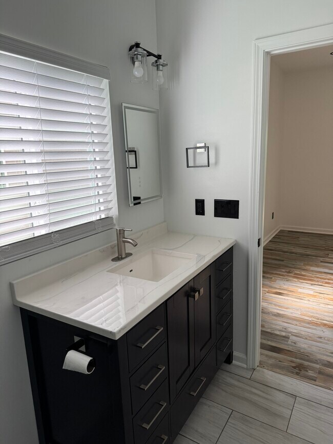 Building Photo - 242 Oakdale Ave