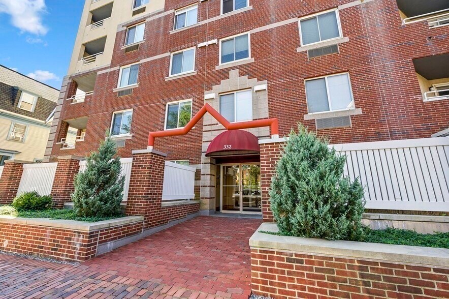 Building Photo - 332 Franklin St