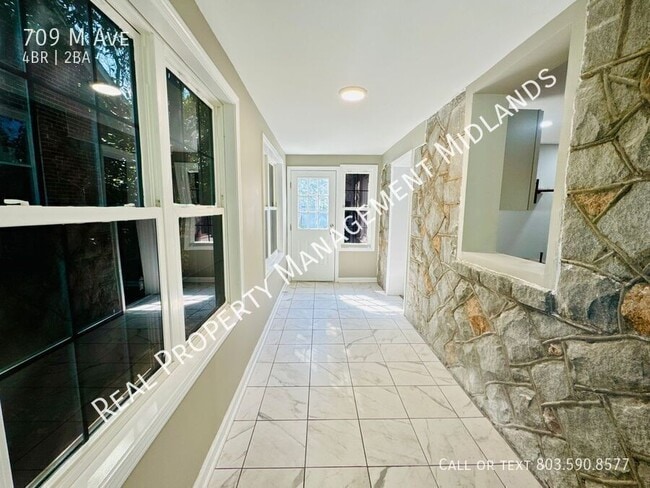 Building Photo - 709 M Ave