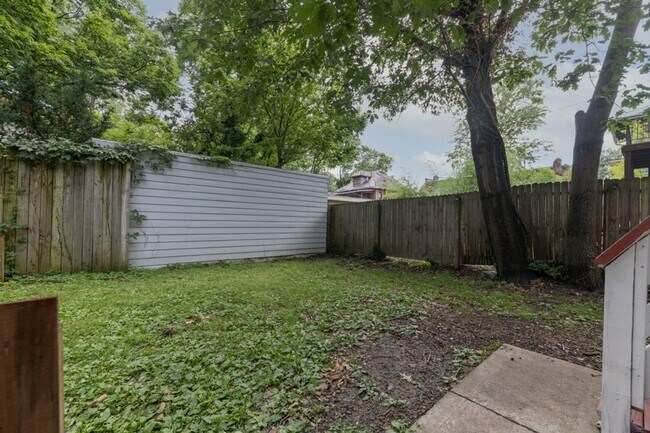 Building Photo - 251 E Lane Ave