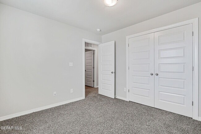 Building Photo - 13130 Oakhampton Ave