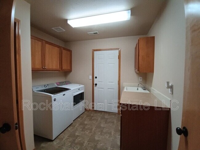 Building Photo - 6720 S Moran View St