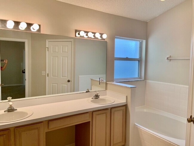 Building Photo - Longwood - 3 Bedroom, 2 Bathroom - $2,325.00