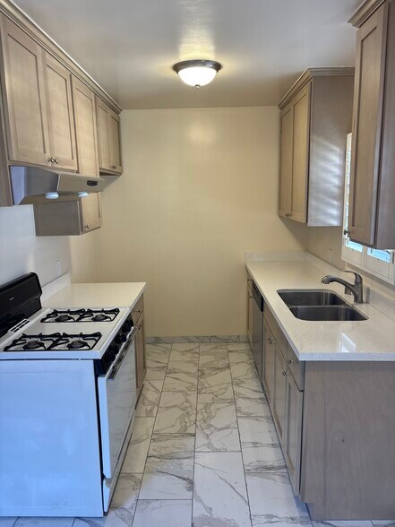 Kitchen - 16413 S Dalton Ave