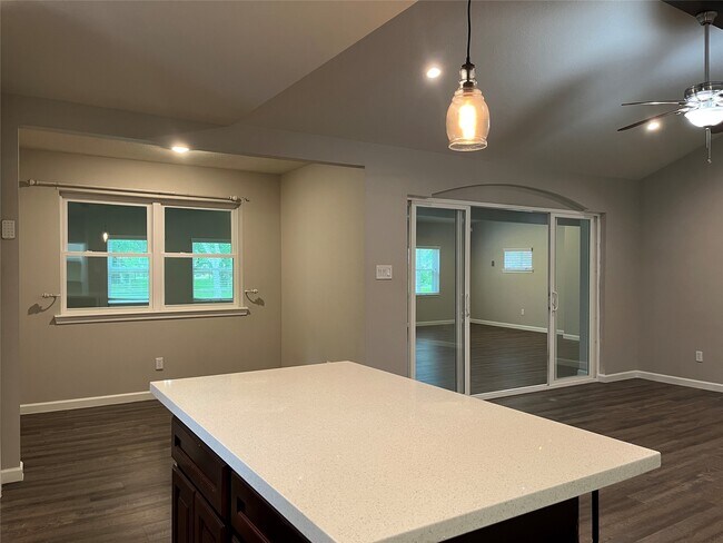 Building Photo - 304 S Shadowbend Dr