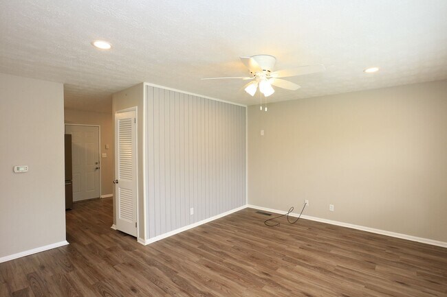 Building Photo - Three Bedroom Lafayette Home!