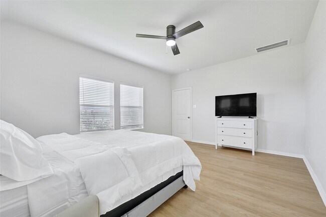 Building Photo - 562 Long Beach Bay Dr