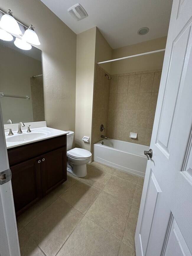 Building Photo - 3/2/2 Town Home Style Condo at Maintenance...