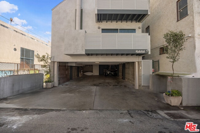 Building Photo - 21 1/2 Wavecrest Ave