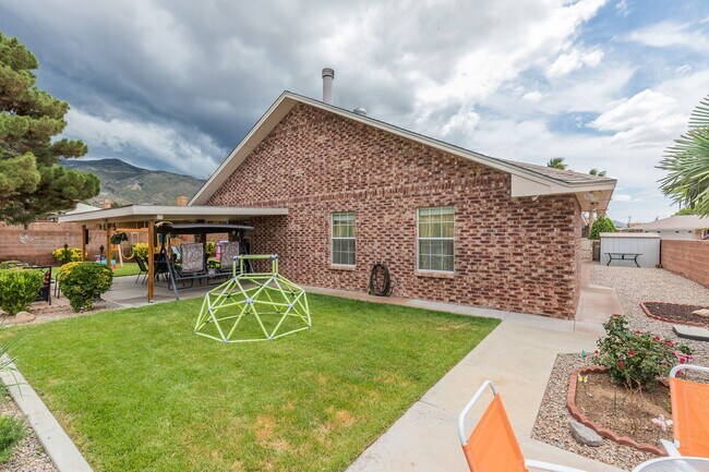 Building Photo - 3 bed 2 bath beautiful home!