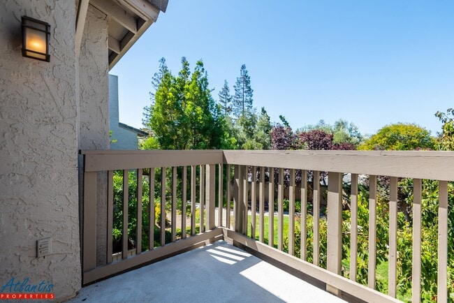 Building Photo - Sunburst Community | Condo | Garage | Balcony