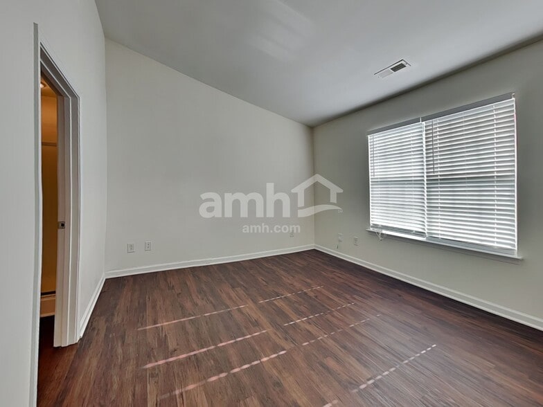 Building Photo - 4404 Wolf Run Dr