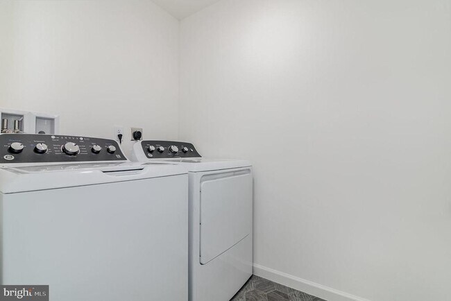 Building Photo - 7851 Briarwood Dr