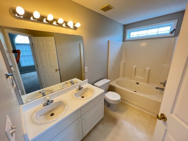 Building Photo - Large 3 bedroom home near downtown Raleigh!