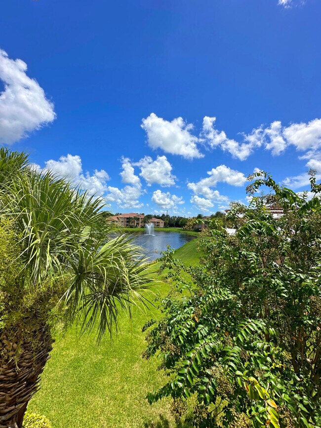 Building Photo - 131 SW Palm Dr