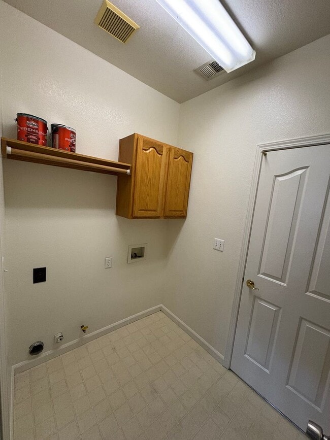 Building Photo - Spectacular home available now in a great neighborhood!