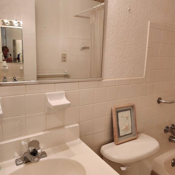 Tub bath - 2043 Denmark St