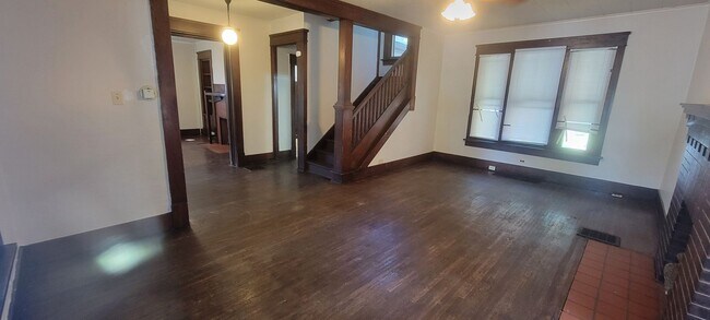 Building Photo - 5 Bedroom House - Walking distance from Ce...
