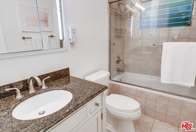 Building Photo - 1275 Havenhurst Dr