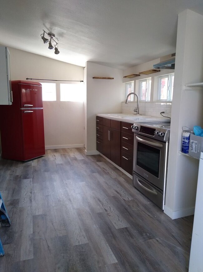 Building Photo - 1/2 off first months rent Totally Renovated Studio! AVAILABLE NOW!!