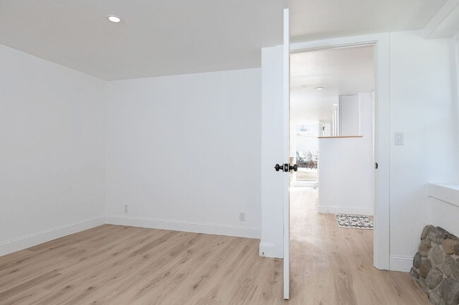 Building Photo - "Delightful 1-Bedroom Apartment in Historic Home!"