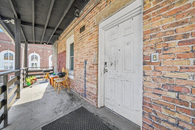 Building Photo - Freshly Renovated 4BR Apartment