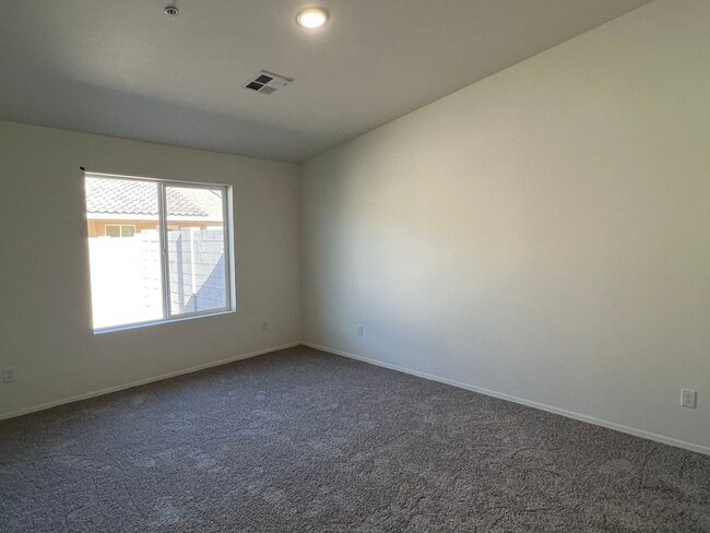 Building Photo - 3 BEDROOM TOWNHOME!