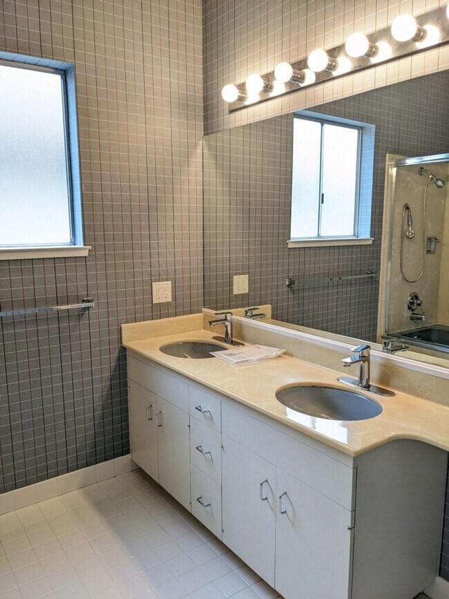 Building Photo - Spacious 4+ Bedroom House in Jordan Park with 2-Car Parking