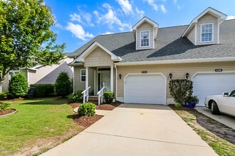 Building Photo - 533 Village Green Dr