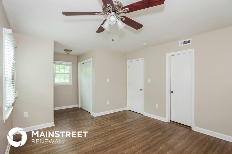 Building Photo - 5100 Chestnut Lake Dr