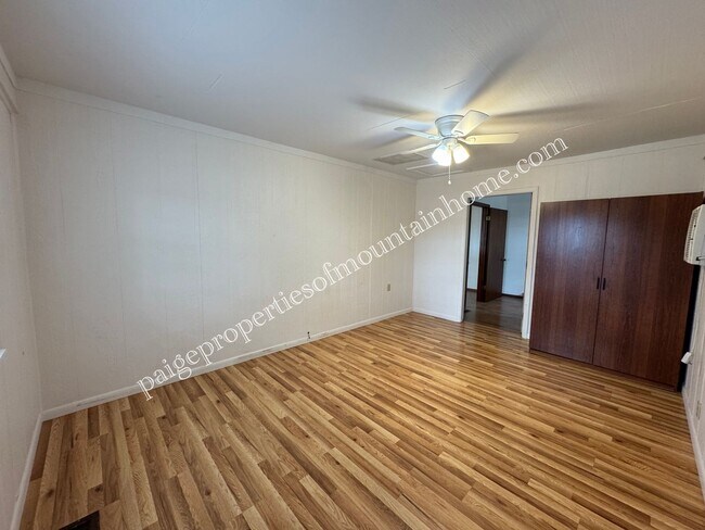 Building Photo - 3 Bedroom, 1 Bath Home on a Corner Lot