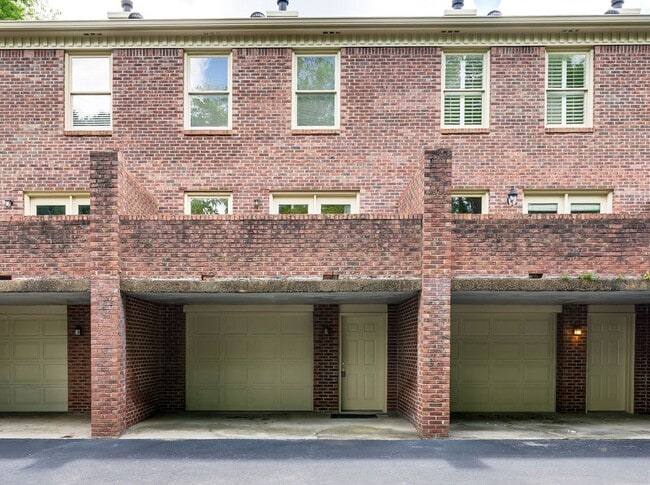 Building Photo - Awesome 2BE/2.5BA condo in Green Hills!