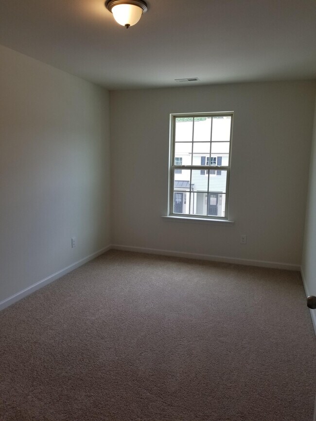 Building Photo - 49 E Grove Point Dr