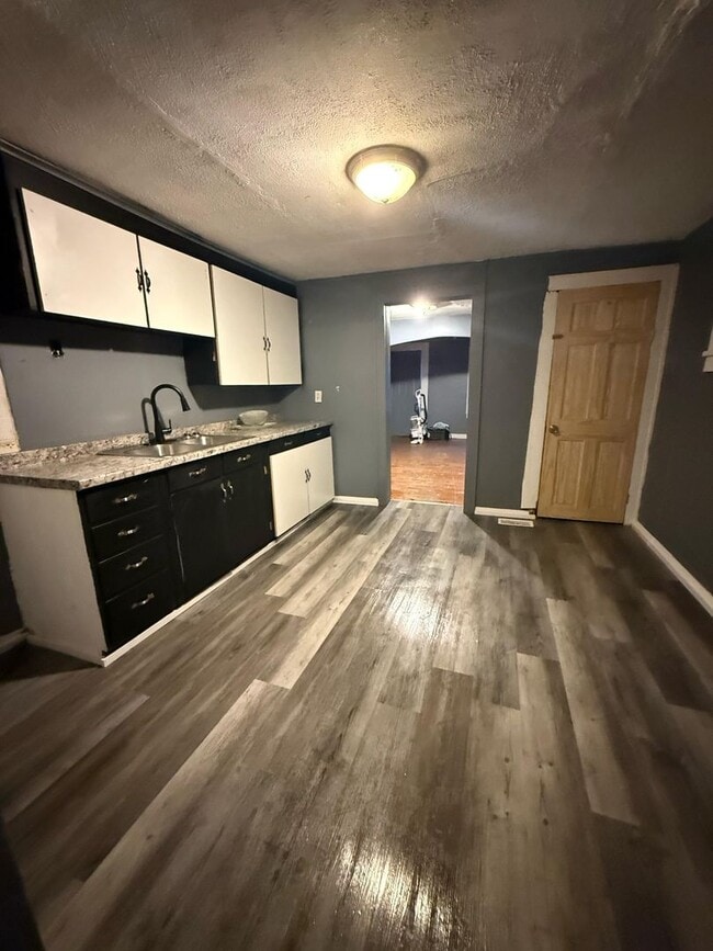 Building Photo - 3 bedrooms, 1 bath ranch house with big yard