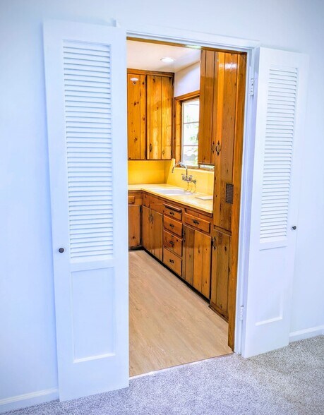 Dining room looking into kitchen - 3918 Park Pl