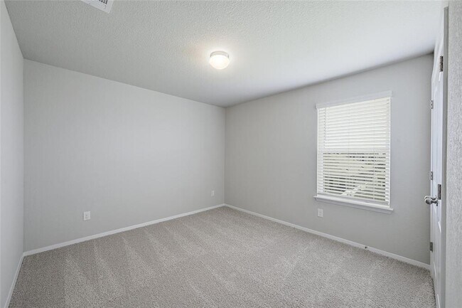 Building Photo - 215 Desperado Dr