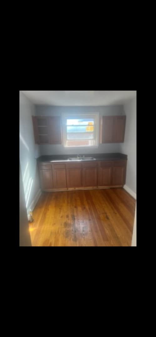 Building Photo - 2 bedroom/ 1 bathroom Upper Unit Flat