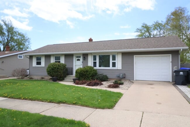 Building Photo - Charming 3 Bedroom Neenah Home with fenced yard