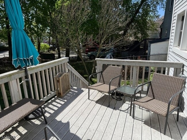 Building Photo - 20 Maple Ave