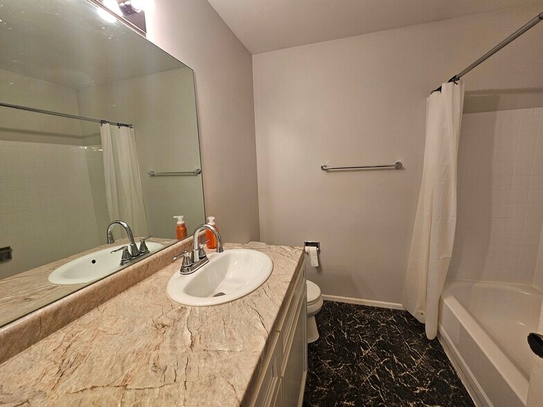 Building Photo - 573 Greystone Ln