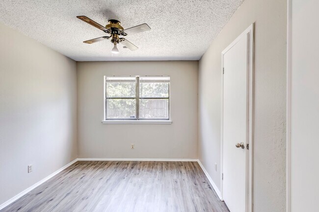 Building Photo - 2015 Newton Dr