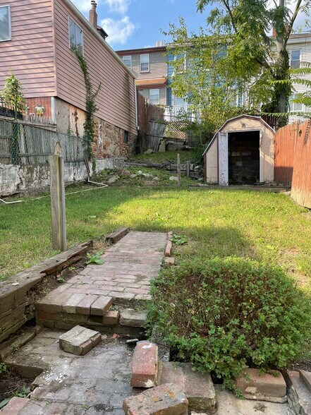 Backyard - 115 Beckert St