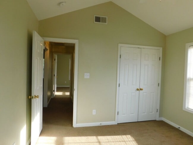 Building Photo - Great home in a desirable neighborhood!