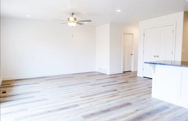 Building Photo - 917 N 100 W