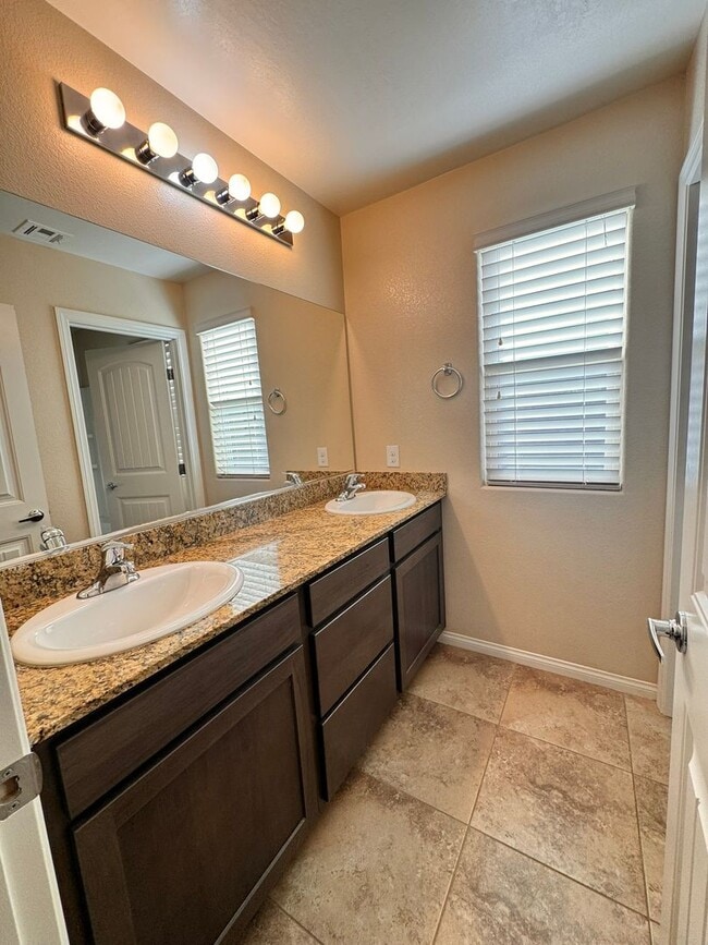 Building Photo - Beautifu 2 Story 4 bedrooms 2.5 baths located in Mountain Edge Southwest