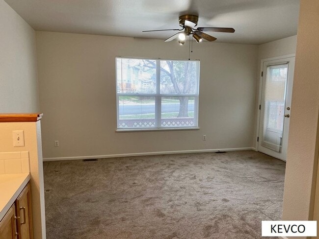 Building Photo - Spacious Townhouse with Central AC