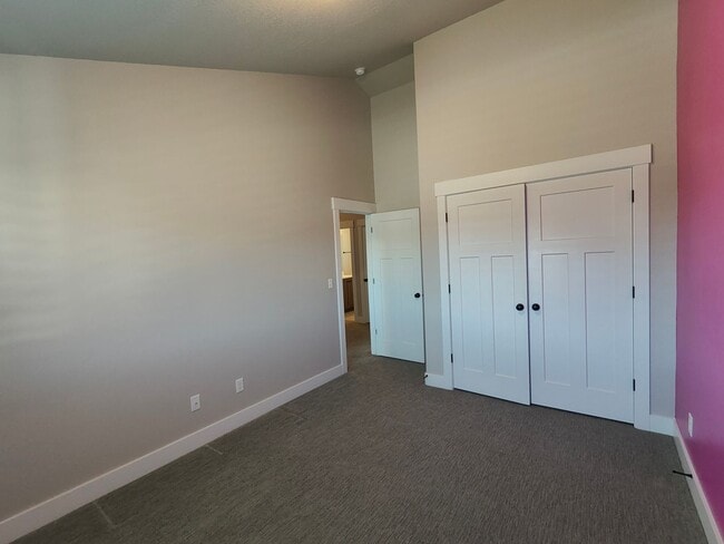 Building Photo - Spacious 4 bed/2.5 bath Home!